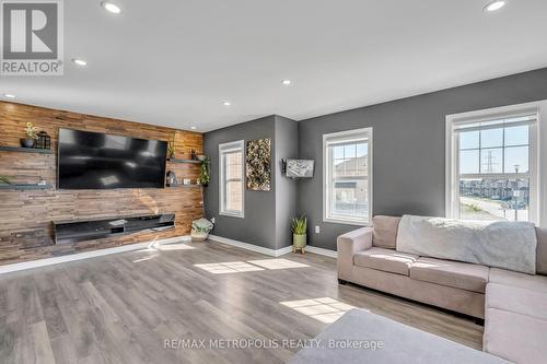 2700 Burkholder Drive, Pickering, ON - Indoor Photo Showing Living Room