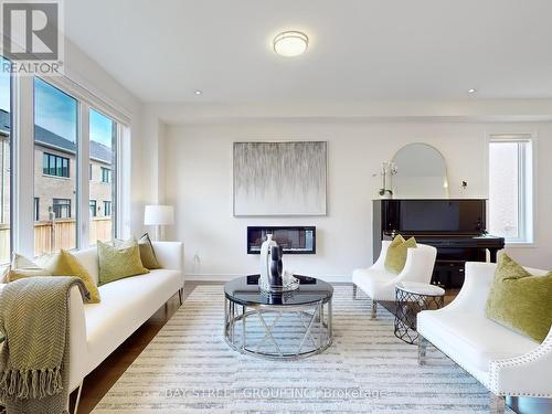 68 Boiton Street, Richmond Hill, ON - Indoor Photo Showing Living Room