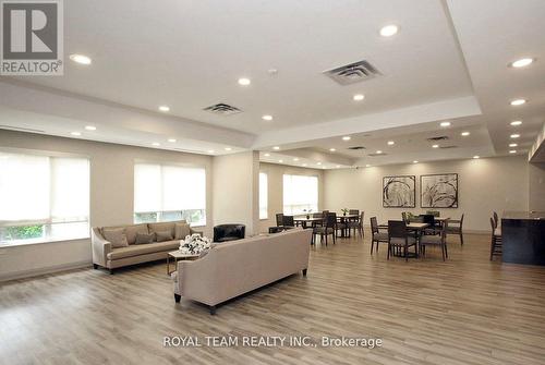 516 - 9 Northern Heights Drive, Richmond Hill, ON - Indoor Photo Showing Living Room