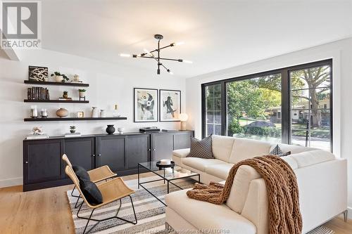 5 Autumn Court, Windsor, ON - Indoor Photo Showing Living Room