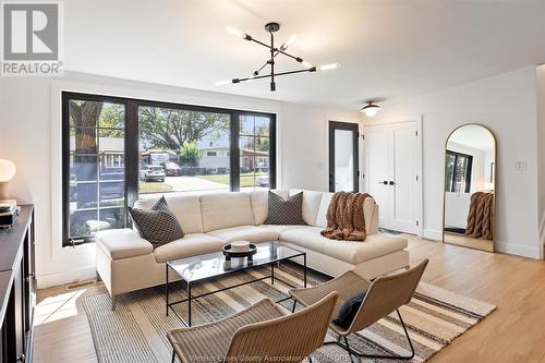 5 Autumn Court, Windsor, ON - Indoor Photo Showing Living Room