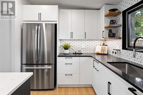 5 Autumn Court, Windsor, ON - Indoor Photo Showing Kitchen With Upgraded Kitchen