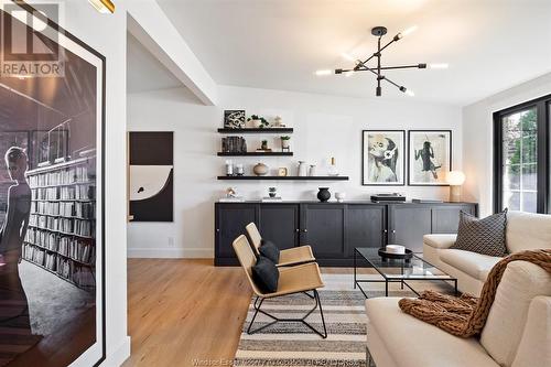 5 Autumn Court, Windsor, ON - Indoor Photo Showing Living Room