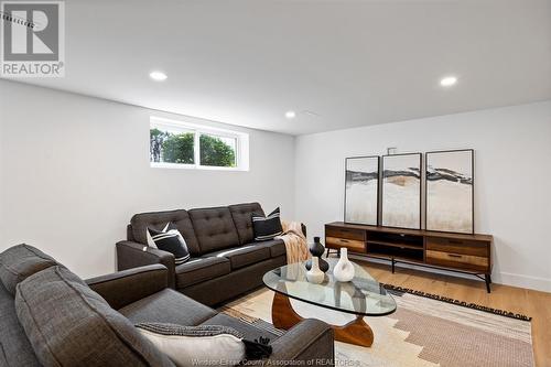 5 Autumn Court, Windsor, ON - Indoor Photo Showing Living Room