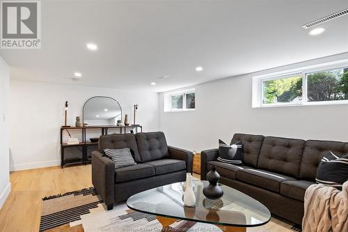 5 Autumn Court, Windsor, ON - Indoor Photo Showing Living Room