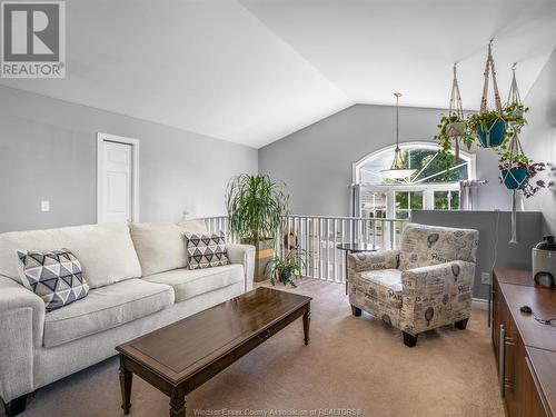 312 Mclellan, Amherstburg, ON - Indoor Photo Showing Living Room