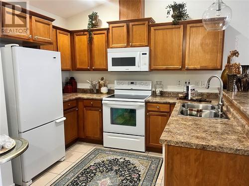 11874 Boulder Crescent, Windsor, ON - Indoor Photo Showing Kitchen With Double Sink