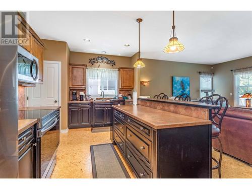 389 Mccarren Avenue, Kelowna, BC - Indoor Photo Showing Kitchen