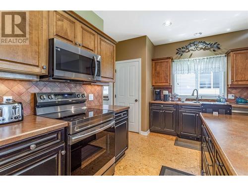 389 Mccarren Avenue, Kelowna, BC - Indoor Photo Showing Kitchen With Double Sink