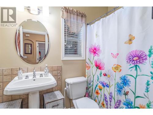 389 Mccarren Avenue, Kelowna, BC - Indoor Photo Showing Bathroom