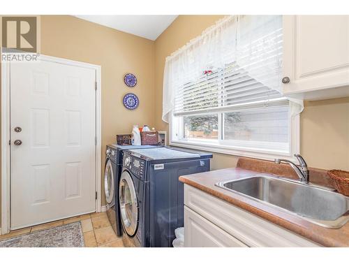 389 Mccarren Avenue, Kelowna, BC - Indoor Photo Showing Laundry Room