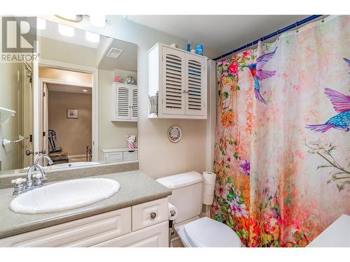 389 Mccarren Avenue, Kelowna, BC - Indoor Photo Showing Bathroom