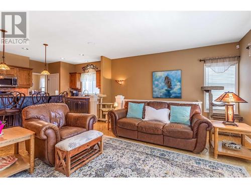 389 Mccarren Avenue, Kelowna, BC - Indoor Photo Showing Living Room