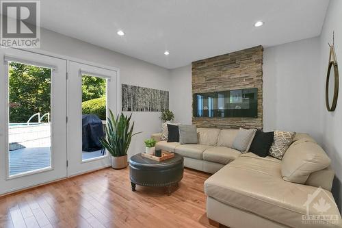 6429 Sugar Creek Way, Ottawa, ON - Indoor Photo Showing Living Room