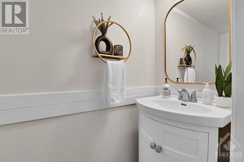 Main level Powder Room - 6429 Sugar Creek Way, Ottawa, ON - Indoor Photo Showing Bathroom