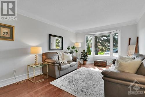 6429 Sugar Creek Way, Ottawa, ON - Indoor Photo Showing Living Room