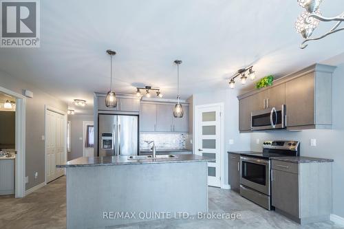 29 Glenview Crescent, Belleville, ON - Indoor Photo Showing Kitchen With Double Sink With Upgraded Kitchen