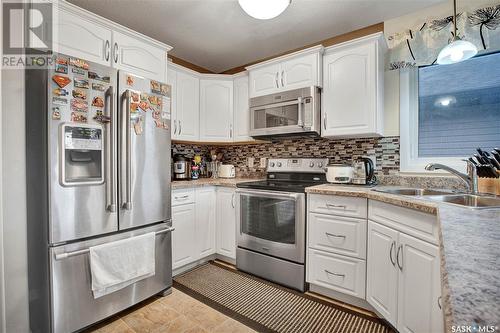 320 Haichert Street, Warman, SK - Indoor Photo Showing Kitchen With Double Sink