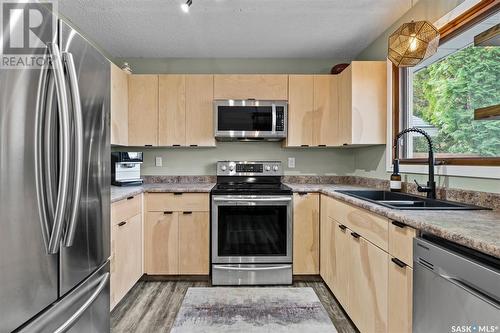 306 Waterbury Road, Saskatoon, SK - Indoor Photo Showing Kitchen With Stainless Steel Kitchen With Double Sink