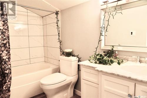 415 25Th Street W, Saskatoon, SK - Indoor Photo Showing Bathroom