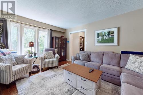 103 Vanzant Court, Whitchurch-Stouffville, ON - Indoor Photo Showing Living Room