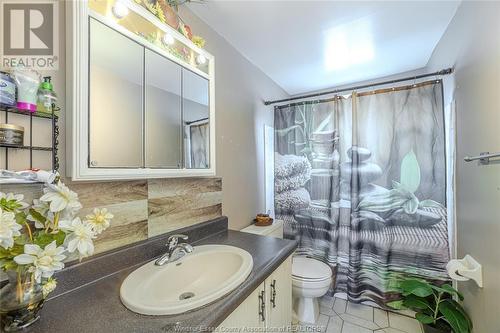 1375 Hallmark, Windsor, ON - Indoor Photo Showing Bathroom