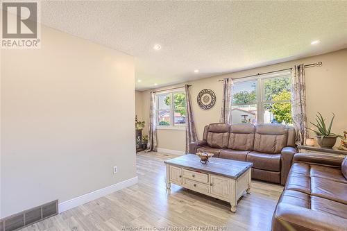 1375 Hallmark, Windsor, ON - Indoor Photo Showing Living Room