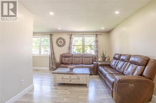 1375 Hallmark, Windsor, ON - Indoor Photo Showing Living Room