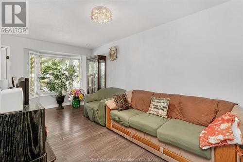 1329 Foster Avenue, Windsor, ON - Indoor Photo Showing Living Room