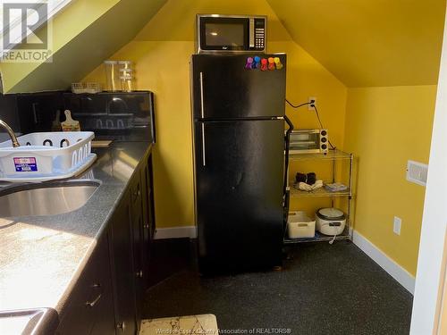 1610 Victoria Avenue Unit# Upper, Windsor, ON - Indoor Photo Showing Kitchen