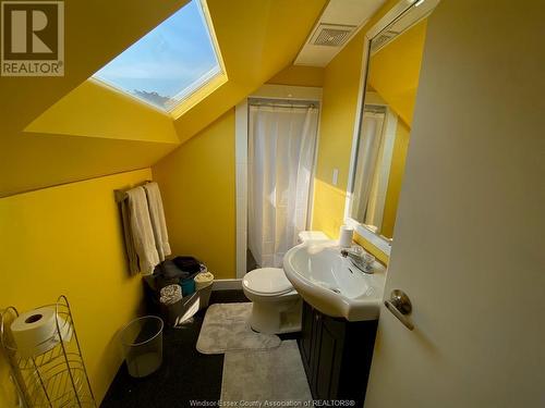 1610 Victoria Avenue Unit# Upper, Windsor, ON - Indoor Photo Showing Bathroom