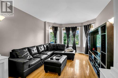 1041 Bellagio Drive, Windsor, ON - Indoor Photo Showing Living Room