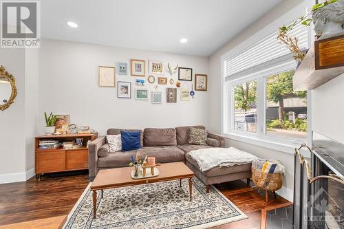 44 Putman Avenue, Ottawa, ON - Indoor Photo Showing Living Room