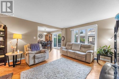 6457 Beausejour Drive, Ottawa, ON - Indoor Photo Showing Living Room