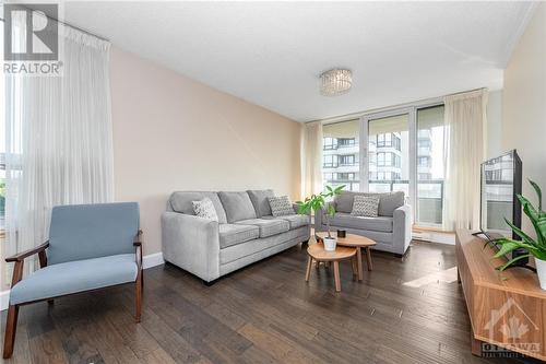 1500 Riverside Drive Unit#705, Ottawa, ON - Indoor Photo Showing Living Room