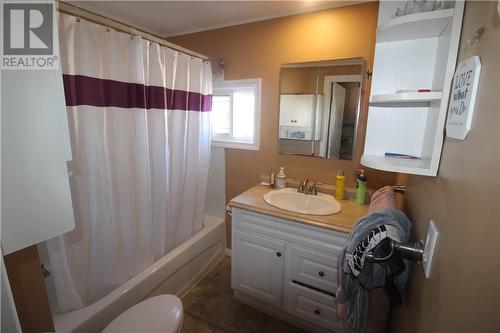 122 Southern Avenue, Timmins, ON - Indoor Photo Showing Bathroom