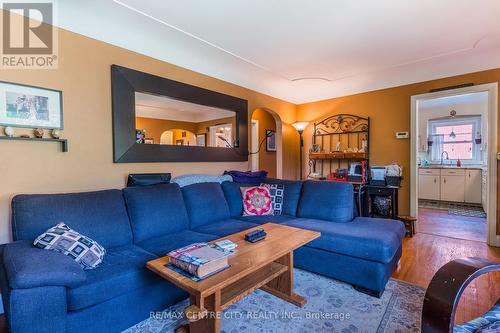 33 Turner Avenue, Kitchener, ON - Indoor Photo Showing Living Room