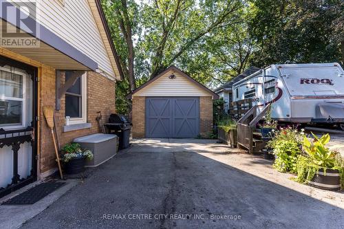 33 Turner Avenue, Kitchener, ON - Outdoor