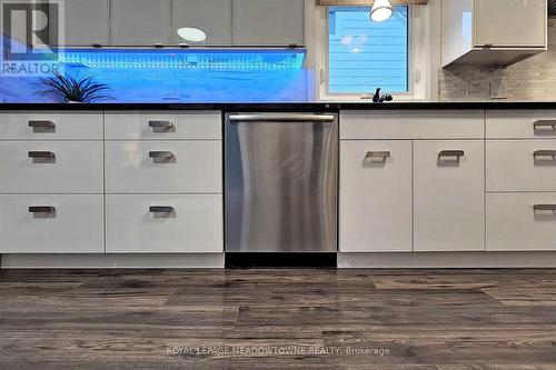 564 Pharmacy Avenue, Toronto (Clairlea-Birchmount), ON - Indoor Photo Showing Kitchen