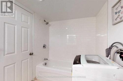 564 Pharmacy Avenue, Toronto (Clairlea-Birchmount), ON - Indoor Photo Showing Bathroom