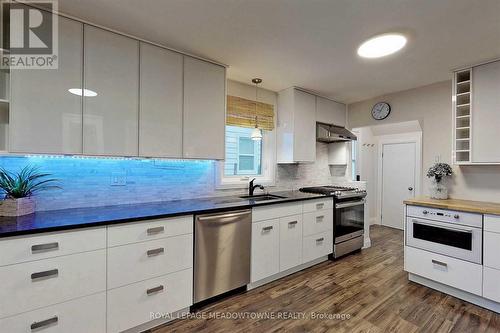 564 Pharmacy Avenue, Toronto (Clairlea-Birchmount), ON - Indoor Photo Showing Kitchen