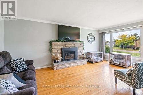 14 Oak Street, Welland, ON - Indoor Photo Showing Living Room With Fireplace