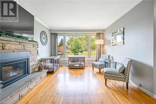 14 Oak Street, Welland, ON - Indoor Photo Showing Living Room With Fireplace