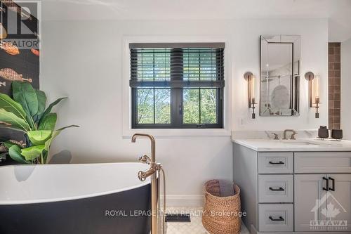 4794 Massey Lane, Ottawa, ON - Indoor Photo Showing Bathroom