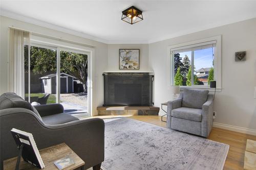 5136 Lark Street, Kelowna, BC - Indoor Photo Showing Living Room