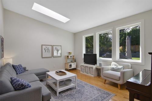 5136 Lark Street, Kelowna, BC - Indoor Photo Showing Living Room