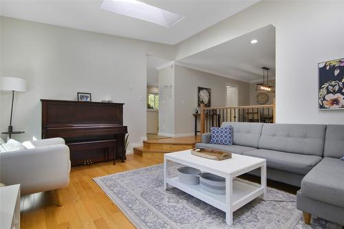 5136 Lark Street, Kelowna, BC - Indoor Photo Showing Living Room