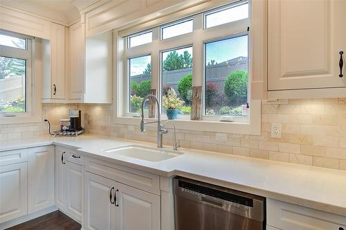 5335 Signet Crescent, Kelowna, BC - Indoor Photo Showing Kitchen