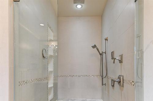 5335 Signet Crescent, Kelowna, BC - Indoor Photo Showing Bathroom