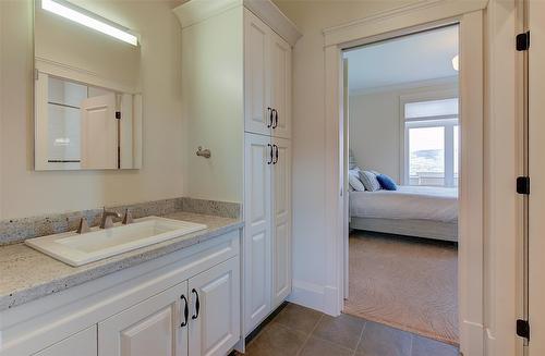 5335 Signet Crescent, Kelowna, BC - Indoor Photo Showing Bathroom